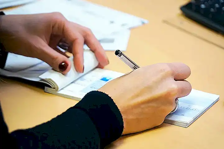 Administración de analgésicos y antibióticos según sea necesario
