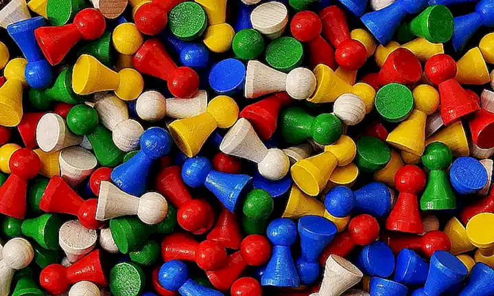 Algunos ejemplos de juegos y actividades con juguetes resistentes para perros