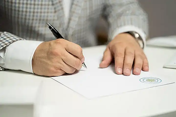 Aprobar el contrato previo a la entrega del perro