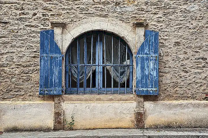 Cierra puertas y ventanas