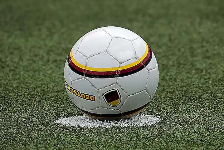 El juego del papel de pelota en el arena