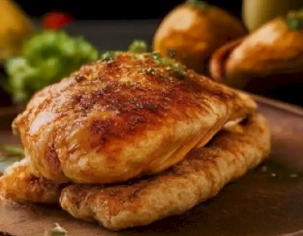 La deliciosa Gallina Marans: el dulce más irresistible showcases a golden-colored, perfectly cooked and tender chicken with a rich, flavorful filling.