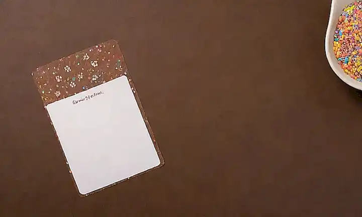 Tarjeta de receta con fondo marrón y chispas de salchicha y huellas de perro