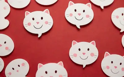 Gatos sonrientes sobre corazones rojos con huellas de pata y burbujas de diálogos