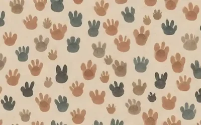 Es una ilustración imaginativa de perros y gatos con huellas de patas en papel tapiz antiguo