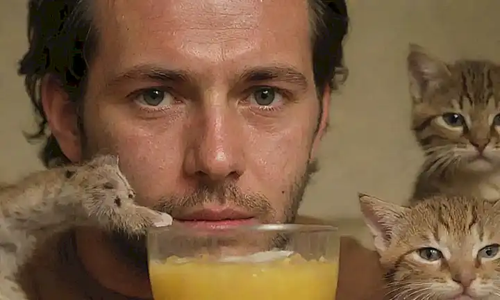 Un hombre con cara de gatitos y manzanillo lucha garras