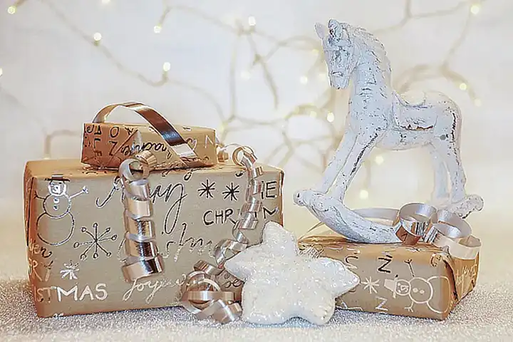 Juguetes de cuerda y mordedores en tonos navideñas