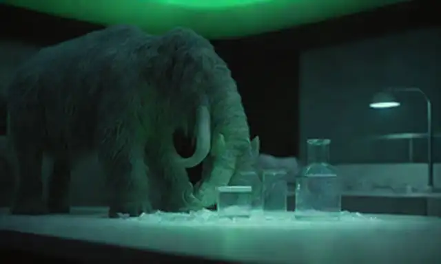 Mammoths congelado cuerpo, abrigos de laboratorio, cadenas de ADN, toboganes de microscopio, platos Petri, maquinaria futurista, luces verdes brillantes, paisaje helado y un toque de bosque antiguo